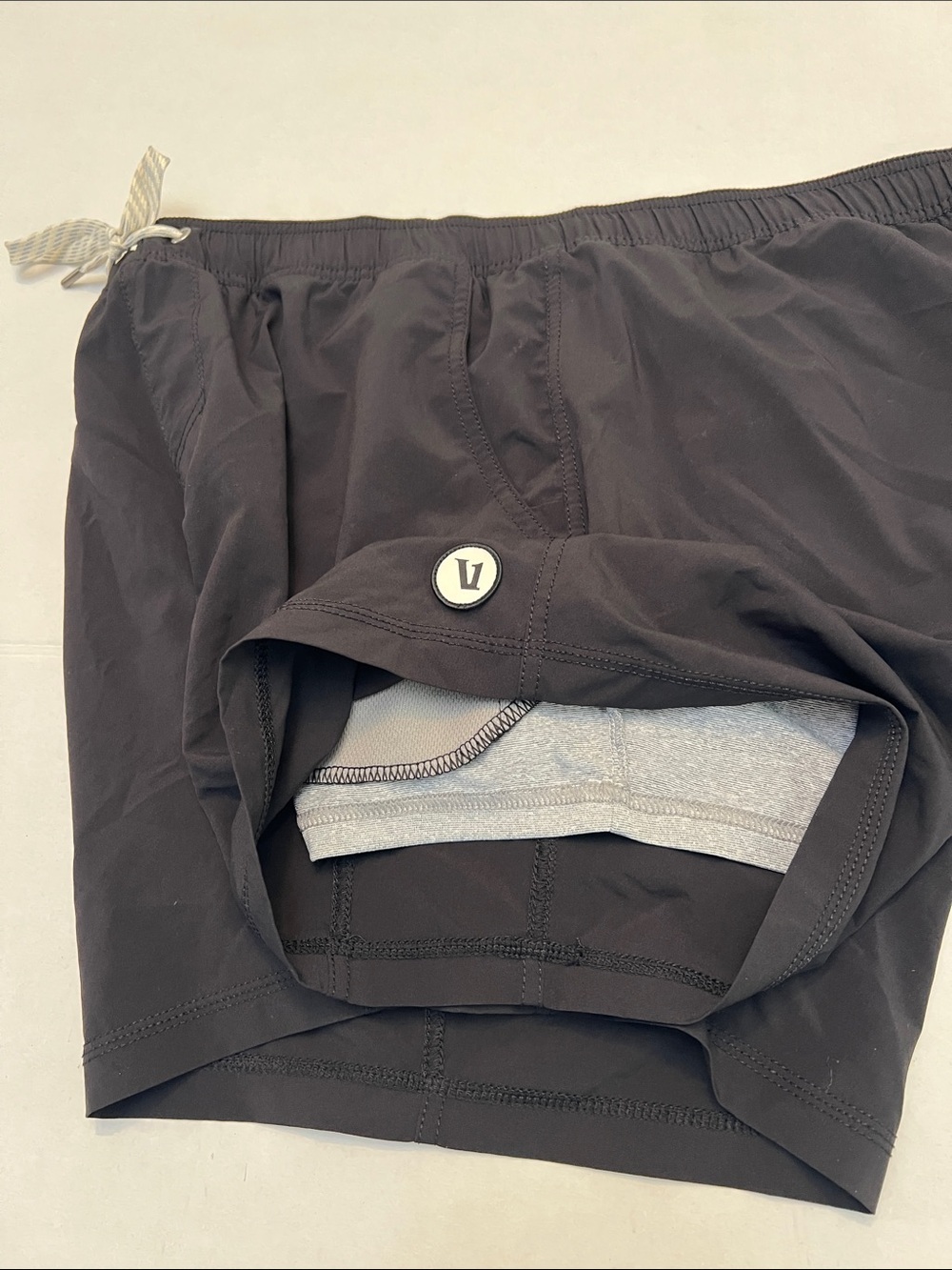 Vuori Men Size XL Kore 5 Inch Lined shorts Black Athleisure V367 active - Picture 9 of 14